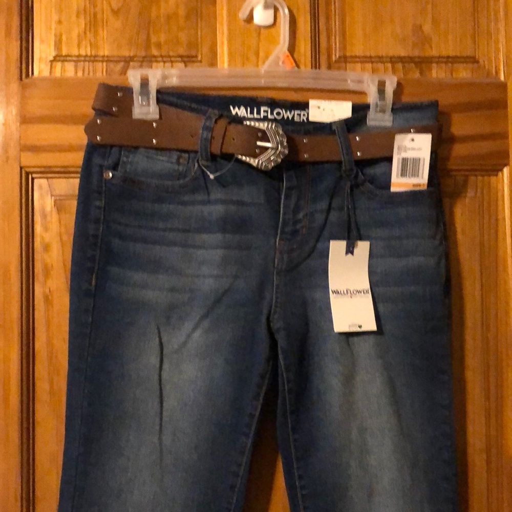 Wallflower size 7 or 5 slim bootcut with belt nwts